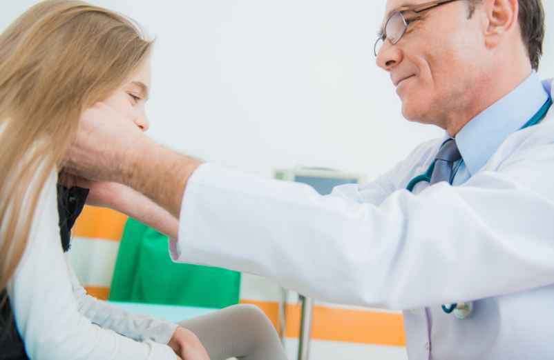 Ganglion gonflé dans le cou chez l’enfant : quand faut-il consulter ?